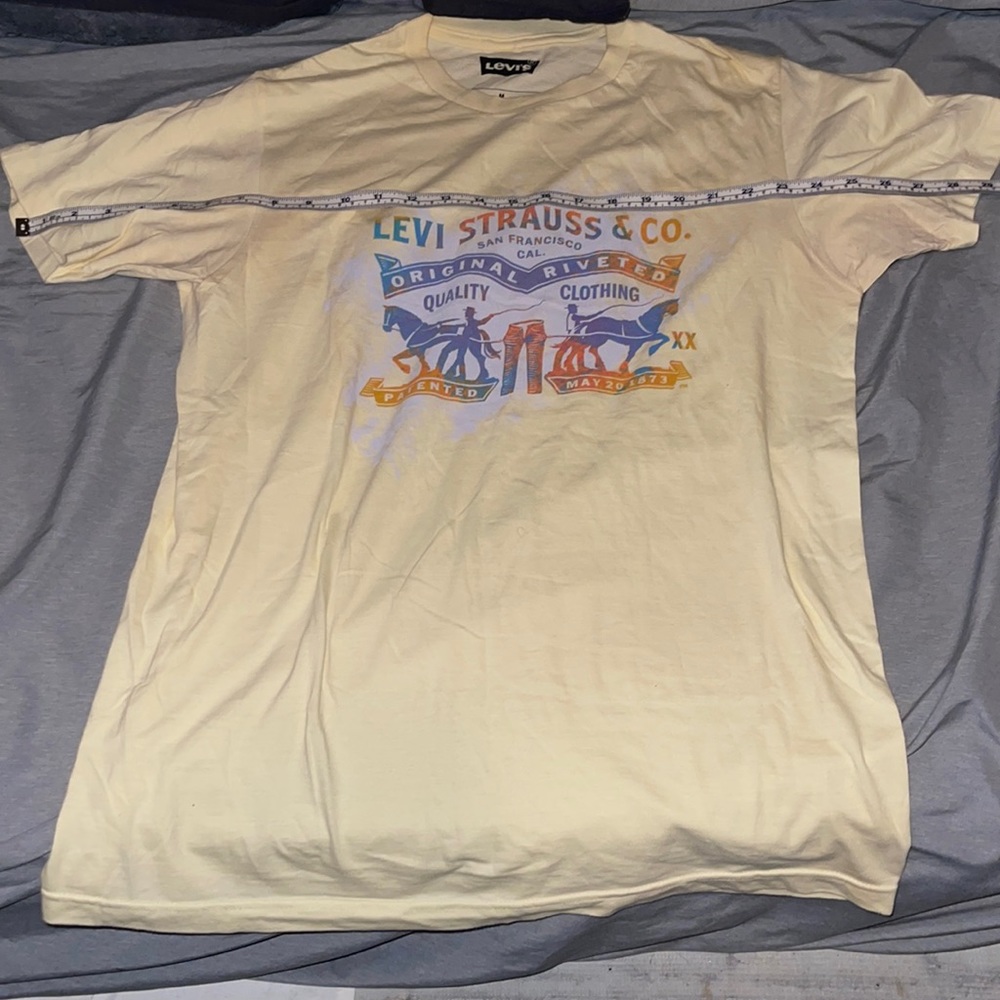 Levi Classic Yellow and Purple Logo Medium T-Shirt